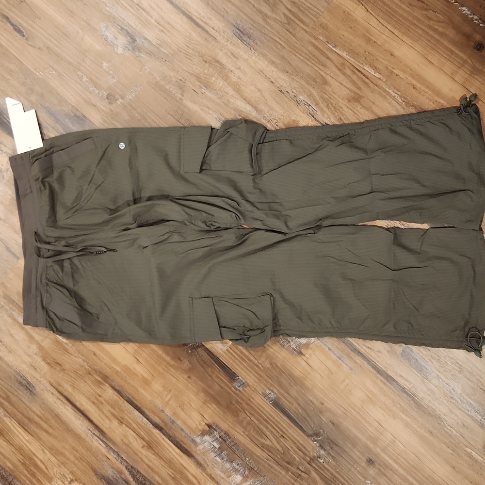 Lululemon dance studio relaxed fit MR cargo pant
